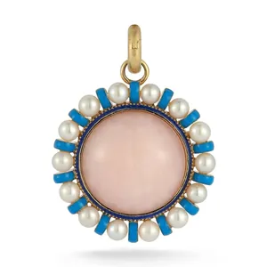 Vue détaillée d'un pendentif soleil plaqué or 18K avec pierre rose, perles et émail