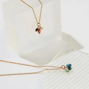 Elegante collana a catena d'oro con pendenti in pietre colorate per gioielli fai da te