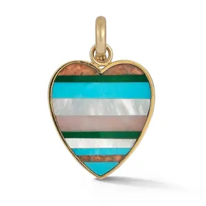 Vue détaillée d'un pendentif cœur avec incrustations de pierres rayées