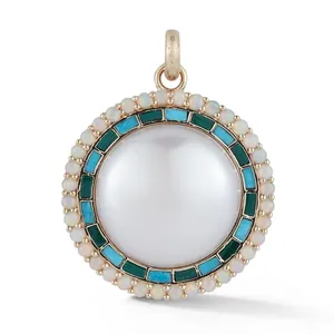 Vue macro détaillée d'un pendentif soleil lune de luxe avec incrustations de nacre et turquoise