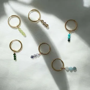 Pendenti a cerchio dorati con triplo perle di pietre preziose in vari colori