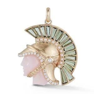 Vue détaillée d'un pendentif casque spartiate en or orné de pierres précieuses vertes