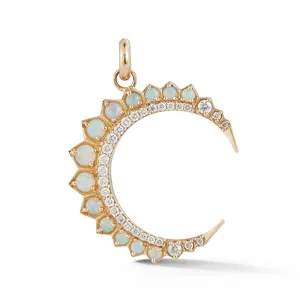 Vue détaillée d'un pendentif lune en plaqué or 18 carats avec opales et cristaux blancs