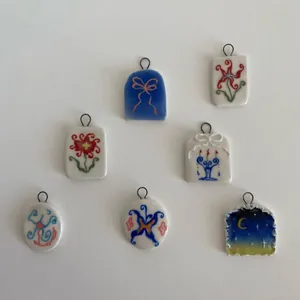 Assortiment de pendentifs en céramique faits main avec motifs de fleurs et de papillons