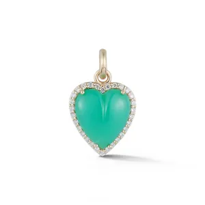 Détail d'un pendentif en forme de cœur vert avec bordure en cristal fini doré