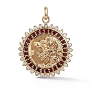 Vue détaillée d'un pendentif tête de lion plaqué or 18 carats orné de pierres rouges