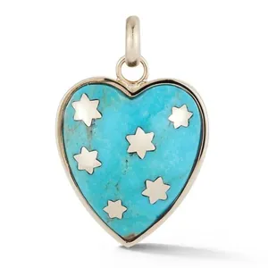 Détail d'un pendentif en forme de cœur turquoise avec des étoiles dorées incrustées
