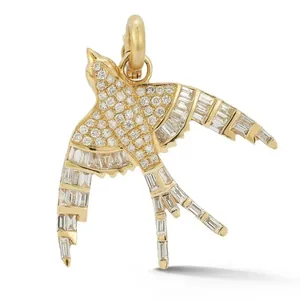 Vue détaillée d'un pendentif hirondelle plaqué or 18 carats avec pierres baguette