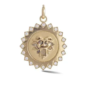 Vue détaillée du pendentif soleil en plaqué or 18k avec motif lion et cristaux.