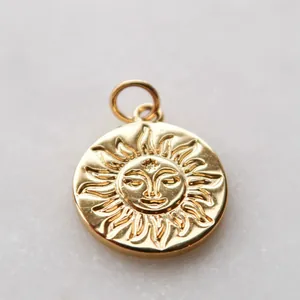 Nahaufnahme eines goldenen Edelstahl-Sonnenanhängers mit himmlischem Design-Detail