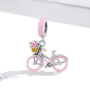Pendentif vélo rose en acier avec détail de panier de fleurs pour création de bijoux DIY