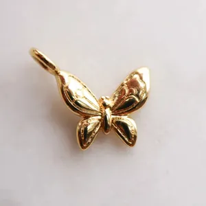 Detailaufnahme eines goldenen Schmetterlingsanhängers aus Edelstahl mit Prägemuster
