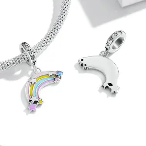 Détail macro d'une breloque arc-en-ciel colorée avec des étoiles pour bracelets