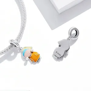 Vue détaillée du pendentif fille en argent S925 avec émail coloré et perle blanche