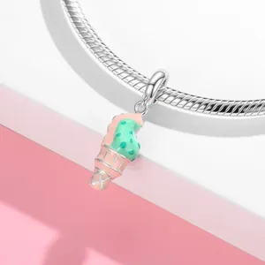 Vue détaillée en macro du pendentif en forme de glace argentée sur un bracelet serpent