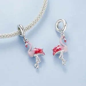 Vue détaillée du pendentif flamant rose en émail avec gravure S925
