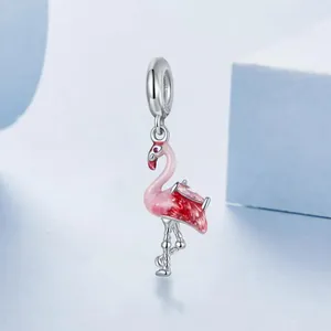 Gros plan sur pendentif flamant rose émaillé avec une élégante finition argent 925