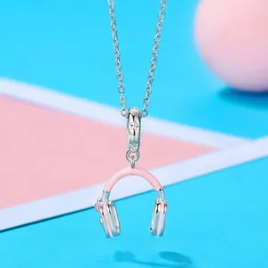 Détail macro d'un pendentif casque en acier titane rose doux avec accents argentés.