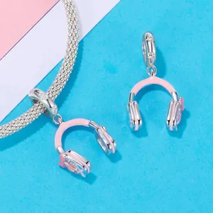 Gros plan de breloques casque en émail rose pour bracelets et colliers à bricoler.