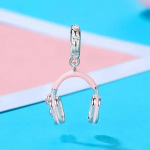 Détail d'une adorable breloque casque rose et argent pour bracelets ou colliers DIY