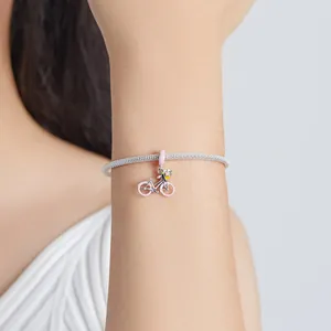 Bracelet élégant en maille d'acier titane avec un joli pendentif vélo en émail rose