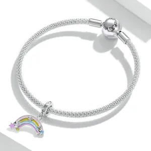 Gros plan détaillé d'un bracelet en maille d'acier avec pendentif arc-en-ciel coloré