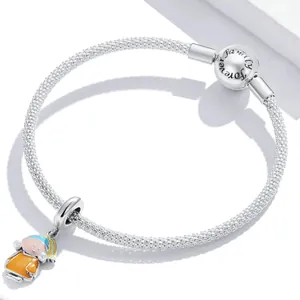 Détail du bracelet en maille d'acier titane avec breloque fille