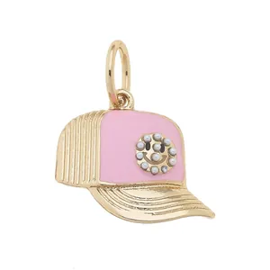 Ciondolo cappellino da baseball in smalto rosa con faccina sorridente di perle dorate