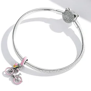 Vue détaillée du bracelet chaîne serpent argenté avec breloque vélo rose et fermoir chat.