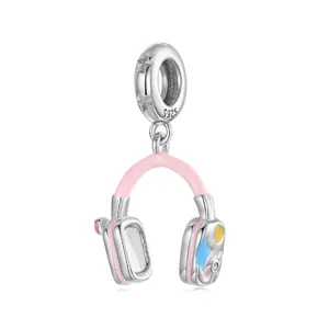 Vue détaillée d'une breloque casque rose en argent 925 sterling avec émail coloré