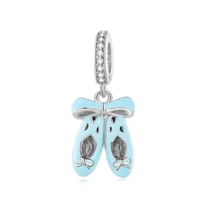 Détail d'une breloque chaussons de danse en émail bleu avec sertissage de pierres.