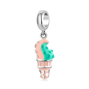 Gros plan détaillé d'une breloque cornet de crème glacée avec émail rose et vert de qualité
