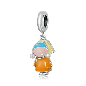 Charme de fille de dessin animé avec boucle d'oreille en perle en émail coloré et acier argenté