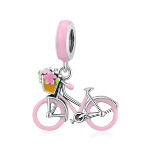 Vue détaillée d'un charm de vélo émaillé rose pour bracelets et colliers élégants