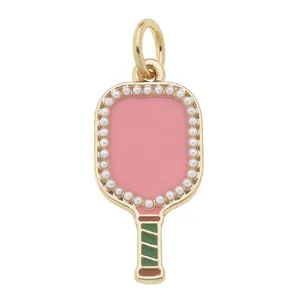 Dettaglio ravvicinato di un pendente racchetta pickleball rosa con perle e metallo oro