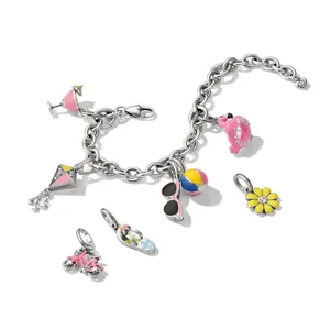 Détail d'un bracelet à breloques en acier inoxydable avec pendentifs d'été en émail