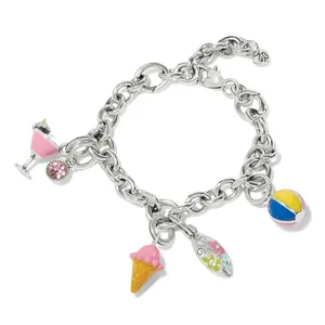 Vue détaillée d'un bracelet à breloques en acier inoxydable avec pendentifs d'été