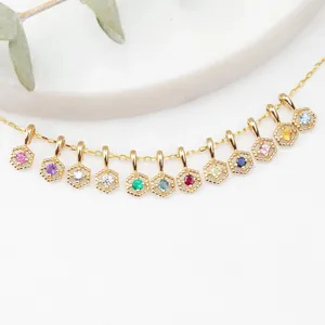 Collier en acier inoxydable avec 12 pendentifs hexagonaux en CZ coloré plaqué or 18k