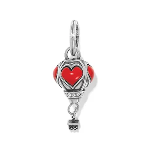 Vue détaillée d'un pendentif montgolfière en acier inoxydable argenté avec cœur rouge
