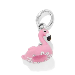 Gros plan d'une breloque flamant rose en émail et acier inoxydable pour bijoux