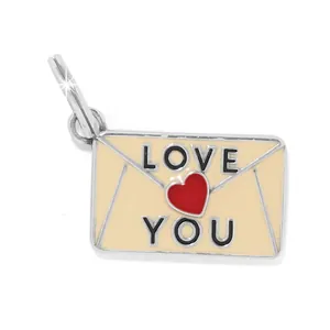 Détail d'un pendentif enveloppe en acier avec cœur rouge et texte LOVE YOU