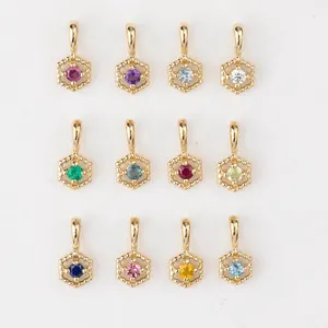 Douze pendentifs pierres de naissance colorées avec montures hexagonales dorées.