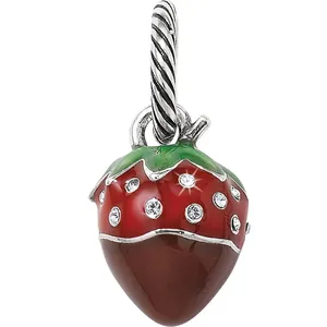 Vue macro du pendentif fraise avec clous en cristal et bélière en argent torsadée