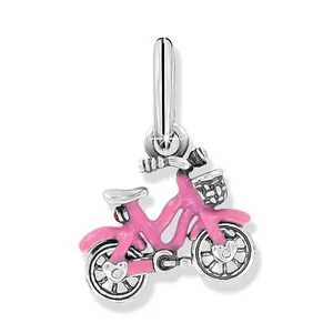 Vue macro d'une breloque vélo en émail rose avec des roues en argent à cœurs