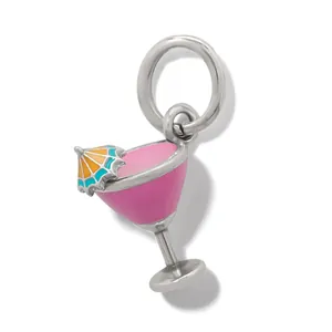 Vue détaillée d'un pendentif en forme de verre à cocktail rose en acier inoxydable