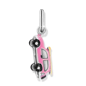 Gros plan sur l'émaillage rose d'un pendentif en forme de voiture en acier inoxydable.