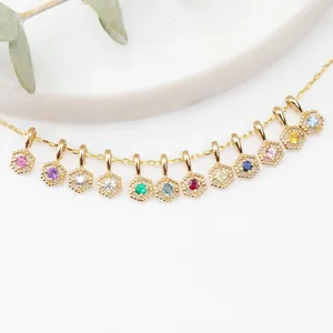 Détail du collier en acier inoxydable doré avec 12 pendentifs en pierre de naissance
