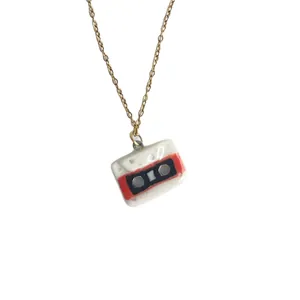 Collier pendentif cassette rétro avec esthétique dopamine colorée sur chaîne dorée