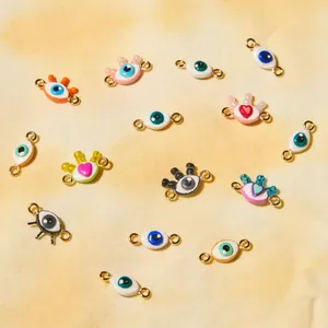 Detaillierte Ansicht von bunten Emaille-Anhängern in Augen- und Herzform für DIY-Schmuck.
