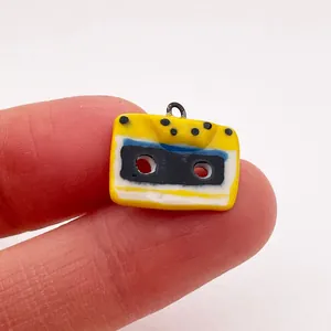 Vue détaillée d'une breloque de pendentif cassette rétro jaune aux couleurs vives